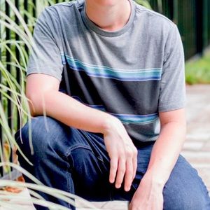 NWOT Urban Pipeline light gray t shirt with shades of blue stripes. Size L